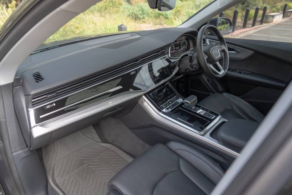 Audi Q8-12