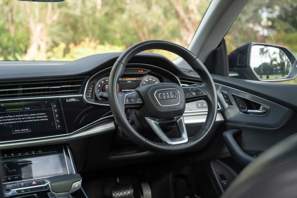 Audi Q8-13