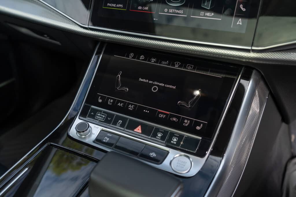 Audi Q8-22