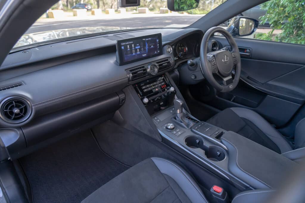 Lexus IS500-14