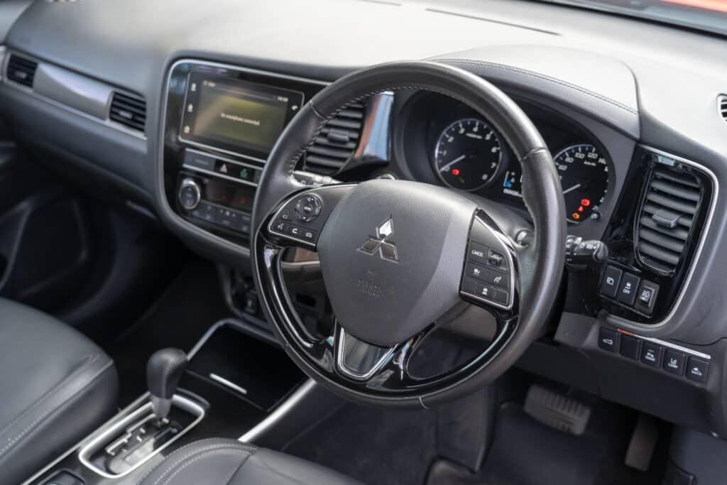 Mitsubishi Outlander-12