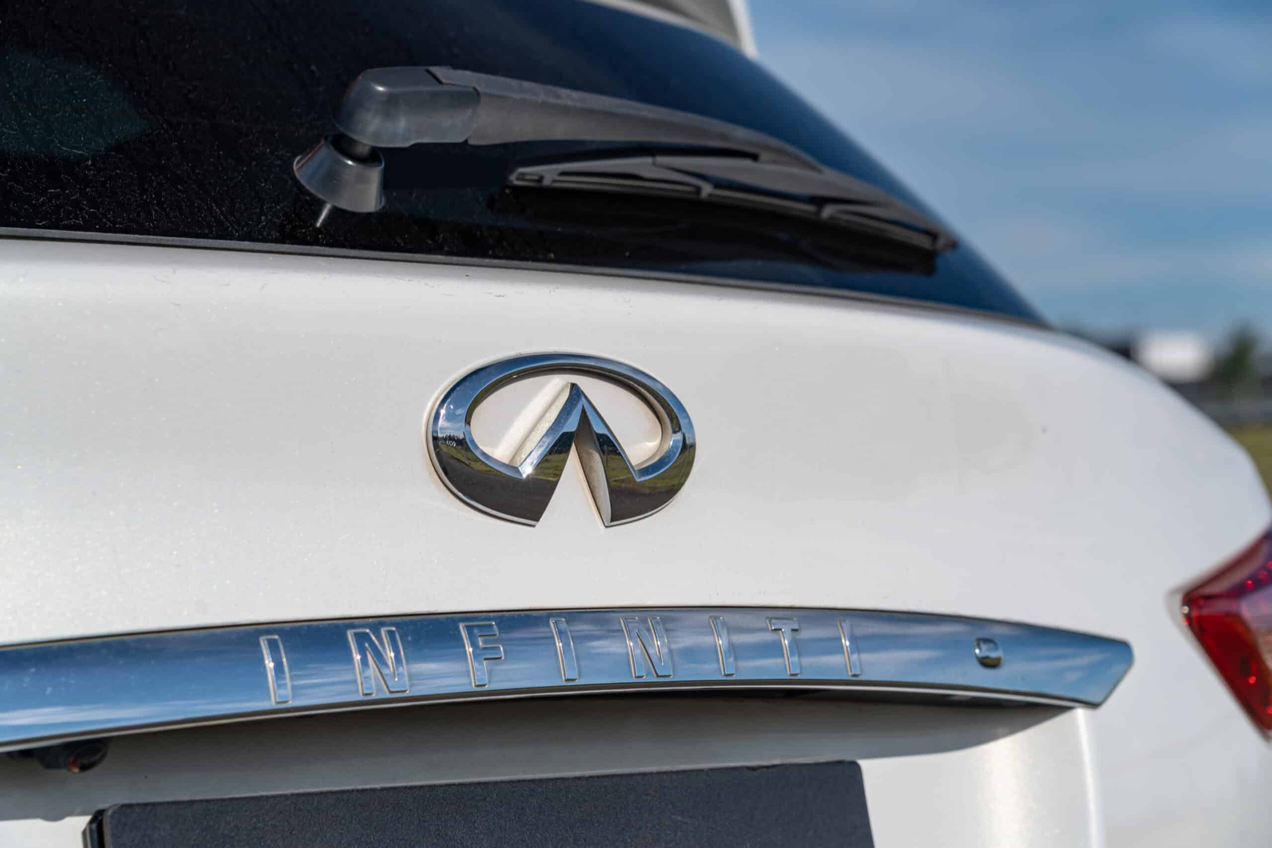 Infiniti QX70-12