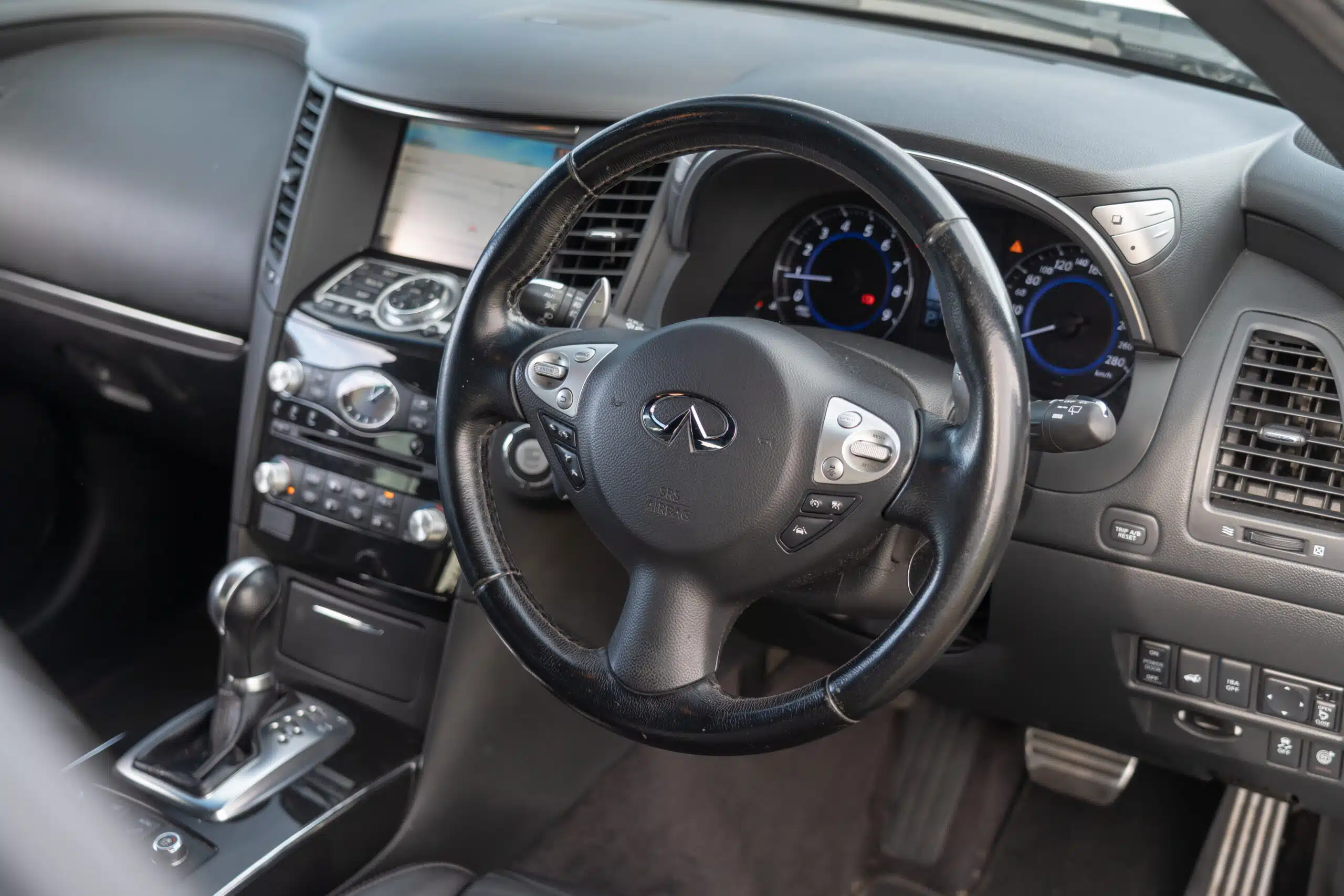 Infiniti QX70-16