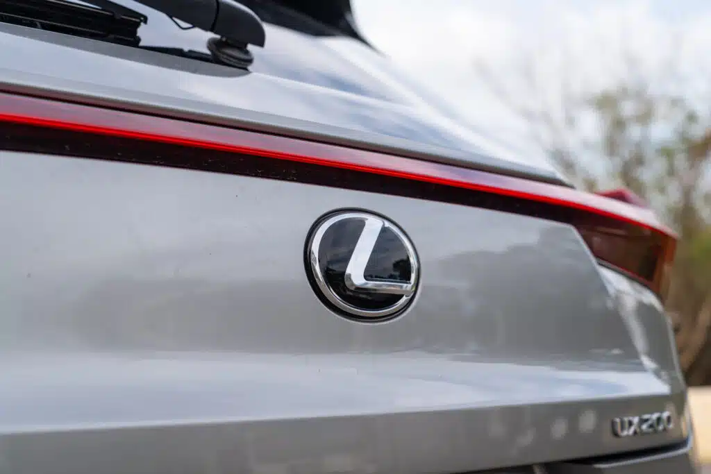 Lexus UX-10
