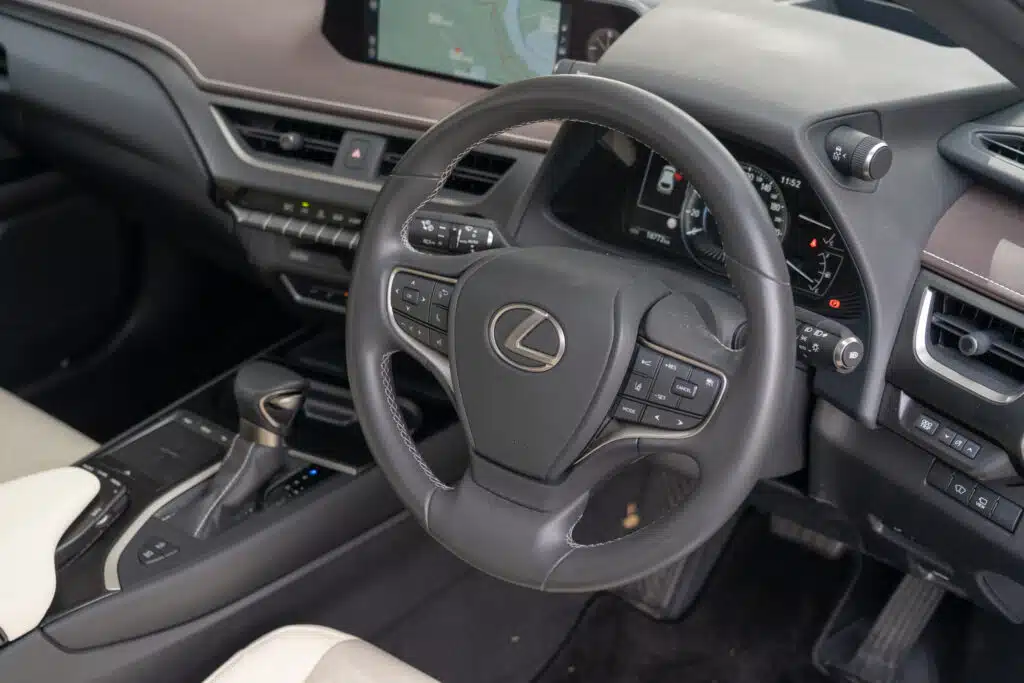 Lexus UX-12