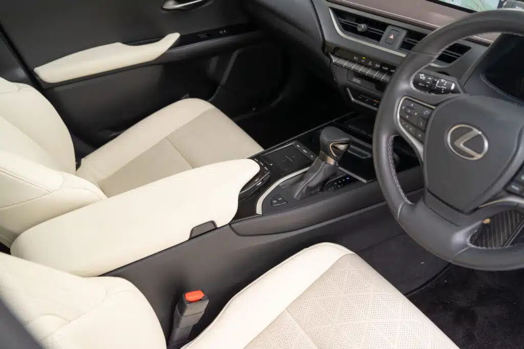Lexus UX-14
