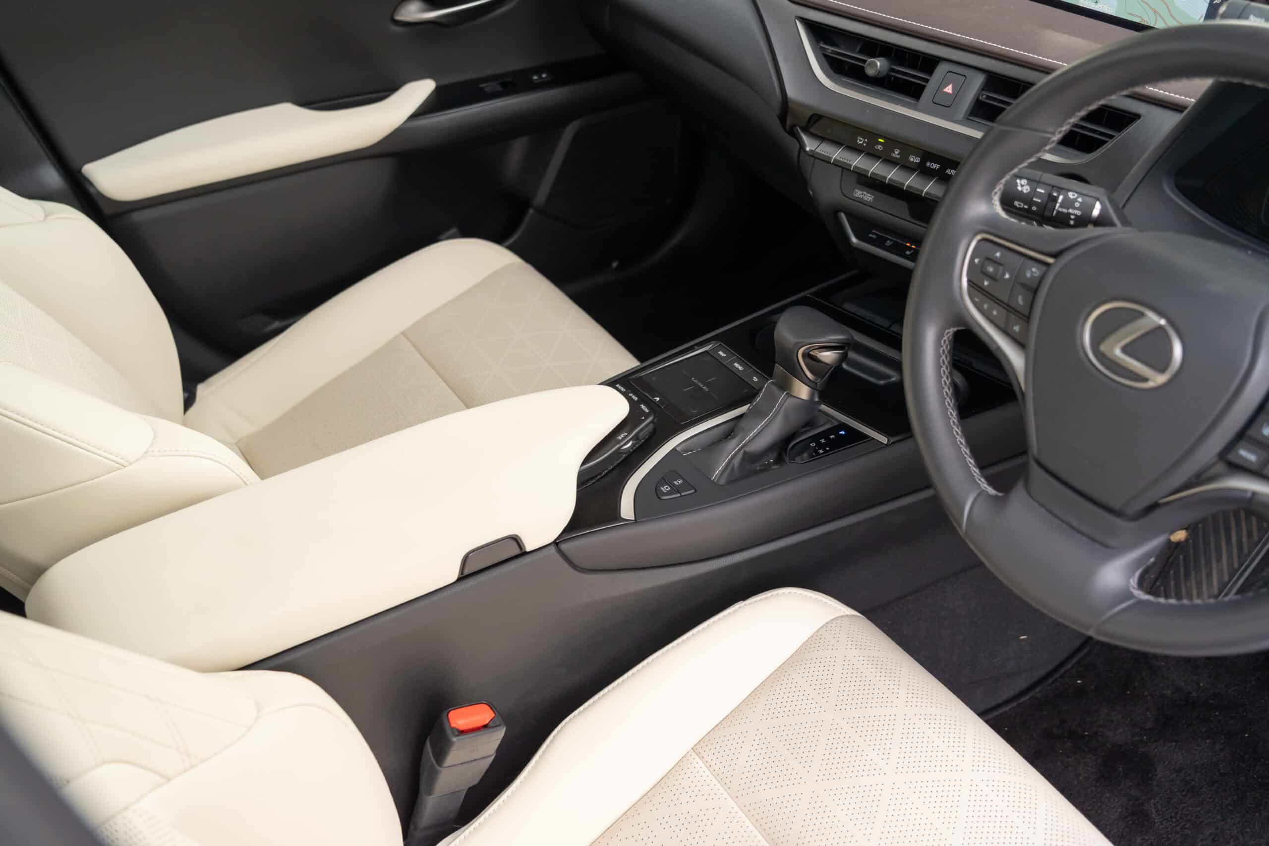 Lexus UX-14