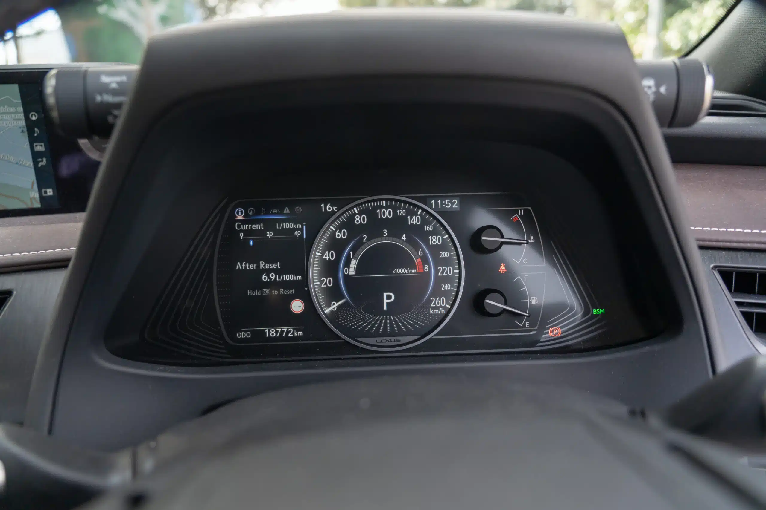 Lexus UX-16