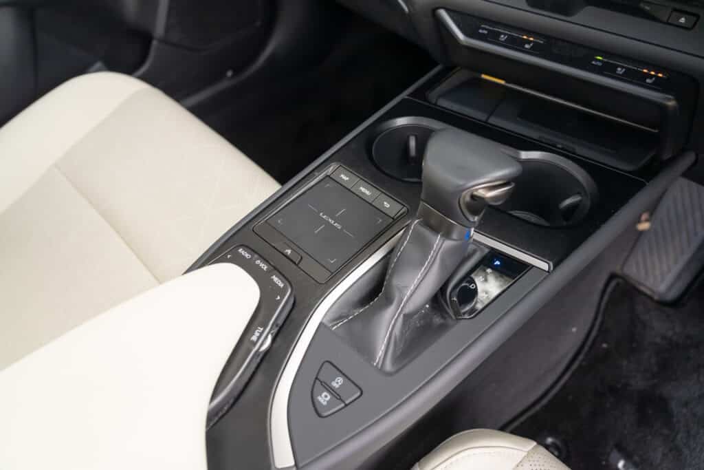 Lexus UX-17