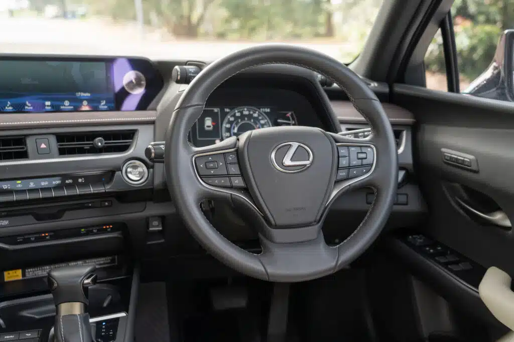 Lexus UX-18