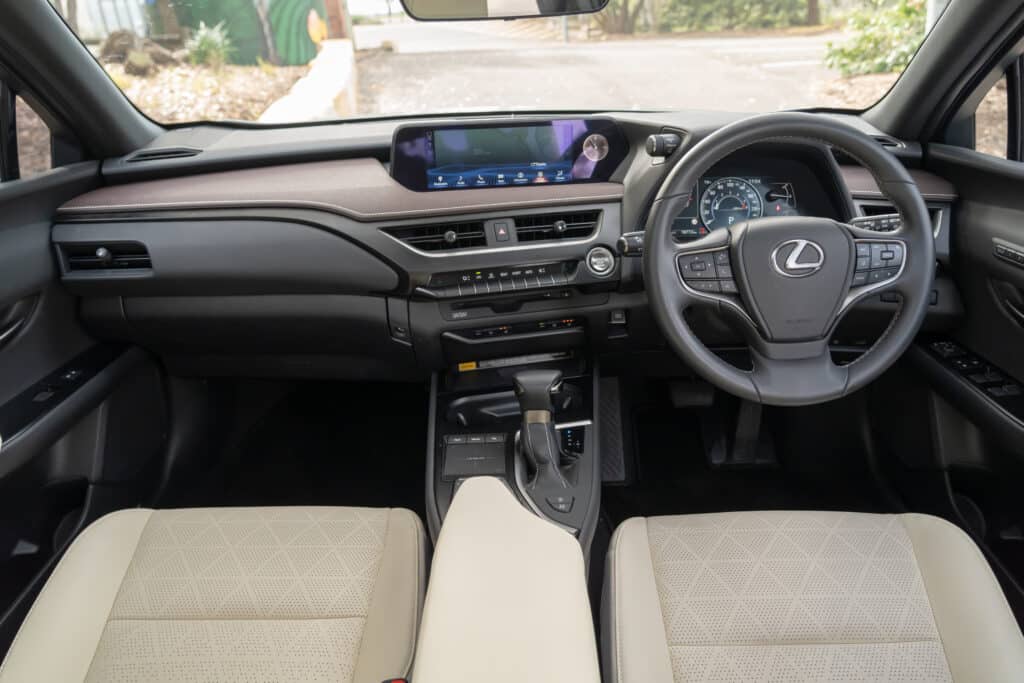 Lexus UX-19